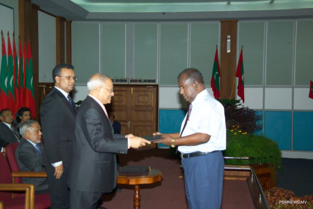 ކޮޕީ މުހައްމަދު ރަޝީދަށް 2005 ވަނަ އަހަރު ޢާއްމު ޚިދުމަތުގެ އިނާމު ދެއްވަނީ