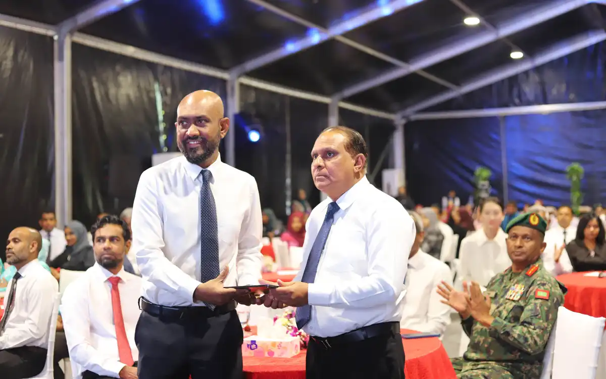 އެންޓި ކަރަޕްޝަން ކޮމިޝަންގެ ރައީސް އަލްއުސްތާޛް އާދަމް ޝާމިލް (ވ)