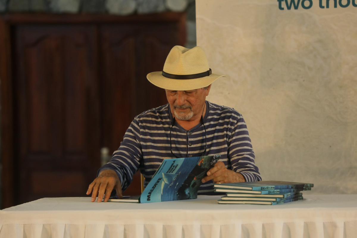 ޓޫ ތައުޒަން އެންޝޭންޓެޑް އައިލެންޑްސް ފޮތް ނެރުން