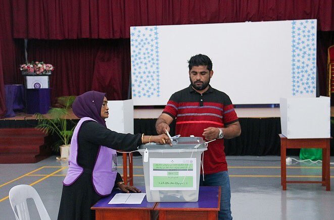 ބައި އިލެކްޝަނެއްގައި މީހަކު ވޯޓުލަނީ