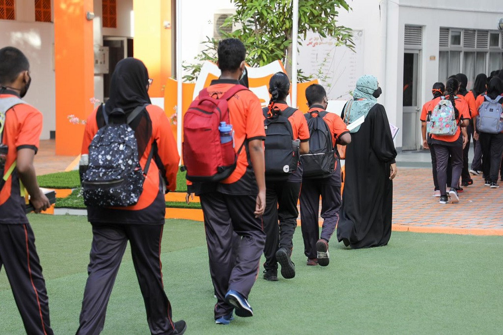 ސްކޫލް ދަރިވަރުންތަކެއް ކިއު ހަދައިގެން