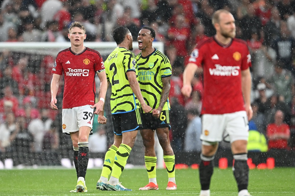 މެޗުގައި އާސެނަލްގެ ކުޅުންތެރިން އުފާ ފާޅުކުރަނީ