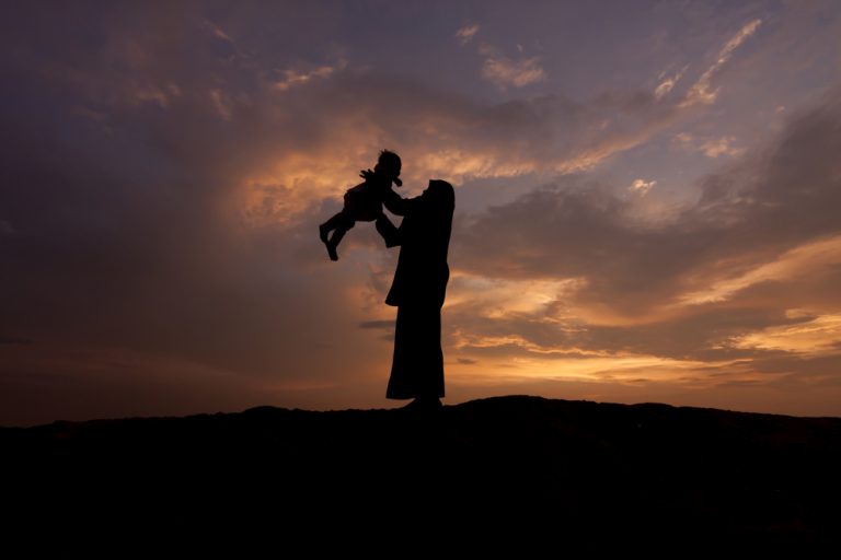 ކުޑަކުއްޖަކާއި މަންމައެއް