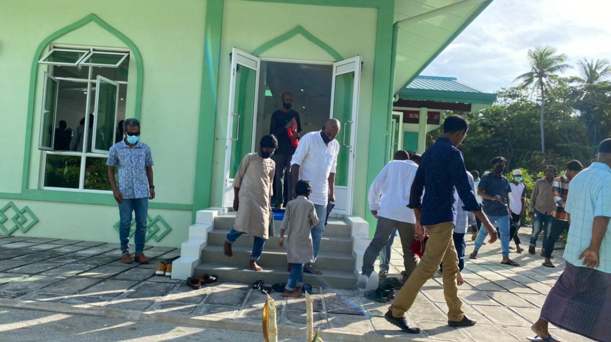 އަޟްޙާ ޢީދު 1442 -  ރ. ރަސްގެތީމުގައި ކުރެވުނު ޢީދު ނަމާދަށް ފަހު ބަޔަކު މިސްކިތުން ފައިބަނީ - ފޮޓޯ: ރާއްޖެއެމްވީ