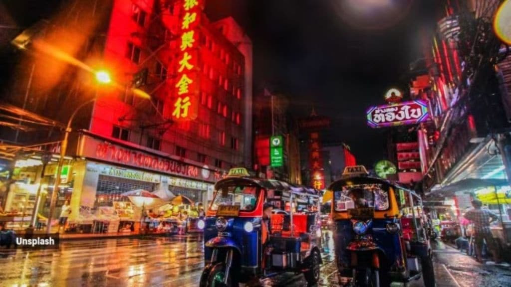 ތައިލެންޑުގެ ފަތުރުވެރިކަމުގެ ސިނާއަތް ކުރިއެރުވުމަށާއި ދުނިޔޭގެ އެކި ކަންކޮޅުތަކުން ޒިޔާރަތްކުރާ ގިނަ ފަތުރުވެރިންނަށް މަރުހަބާ ކިޔުމުގައި ތައިލެންޑުން އަބަދުވެސް މަސައްކަތް ކުރޭ