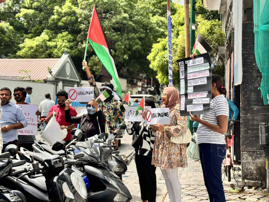 އިޒްރޭލް ޕާސްޕޯޓް މަނާކުރުމަށް ގޮވާލާ ކުރި މުޒާހަރާގެ ތެރެއިން - އެއްވުމަށް ދިޔަ ފަރާތްތަކުން ވަނީ ފަލަސްތީނުގެ ދިދަޔާއެކު އިސްރާއިލުގެ ޕާސްޕޯޓް ބޭންކުރުމަށް ގޮވާލާފަ  - ފޮޓޯ: ޙުސައިން މަޚްތޫމް