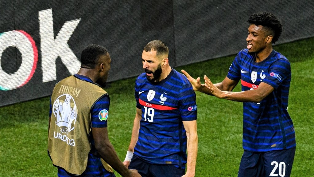 ފްރާންސް އާއި ސްވިޓްޒަލެންޑް ބައްދަލުކުރި މެޗުގެ ތެރެއިން، ލަނޑު ޖެހުމަށްފަހު ފްރާންސް ކުޅުންތެރިން އުފާފާޅުކުރަނީ - ފޮޓޯ: ގެޓީ އިމޭޖަސް 