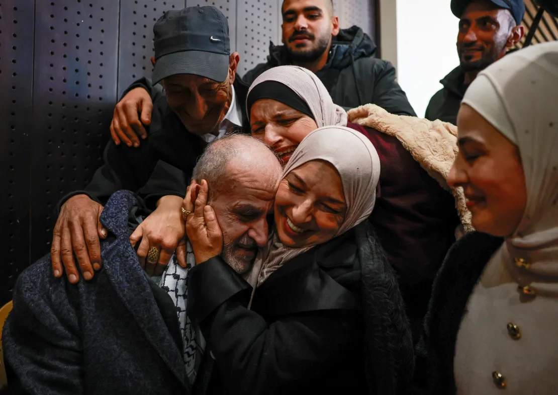 އިސްރާއީލުގެ ޖަލުން ދޫކޮށްލި ފަލަސްތީނުގެ މީހަކަށް އާއިލާ އިން މަރުހަބާ ކިޔަނީ