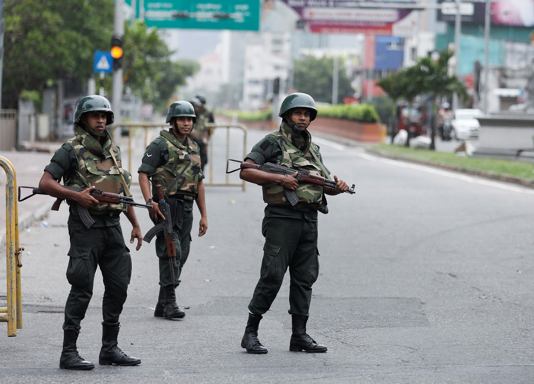 ލަންކާގެ އަސްކަރިއްޔާއަށް ކުއްލި ބާރުތަކެއް ދީފައިވާއިރު، މީހުންނާއި ތަކެއްޗަށް ގެއްލުންދޭ މީހުންނަށް އަމާޒުކޮށް ބަޑި ޖެހުމަށް އެގައުމުގެ ޑިފެންސް މިނިސްޓްރީން ވަނީ އަންގާފައި - ފޮޓޯ: ރޮއިޓަރސް