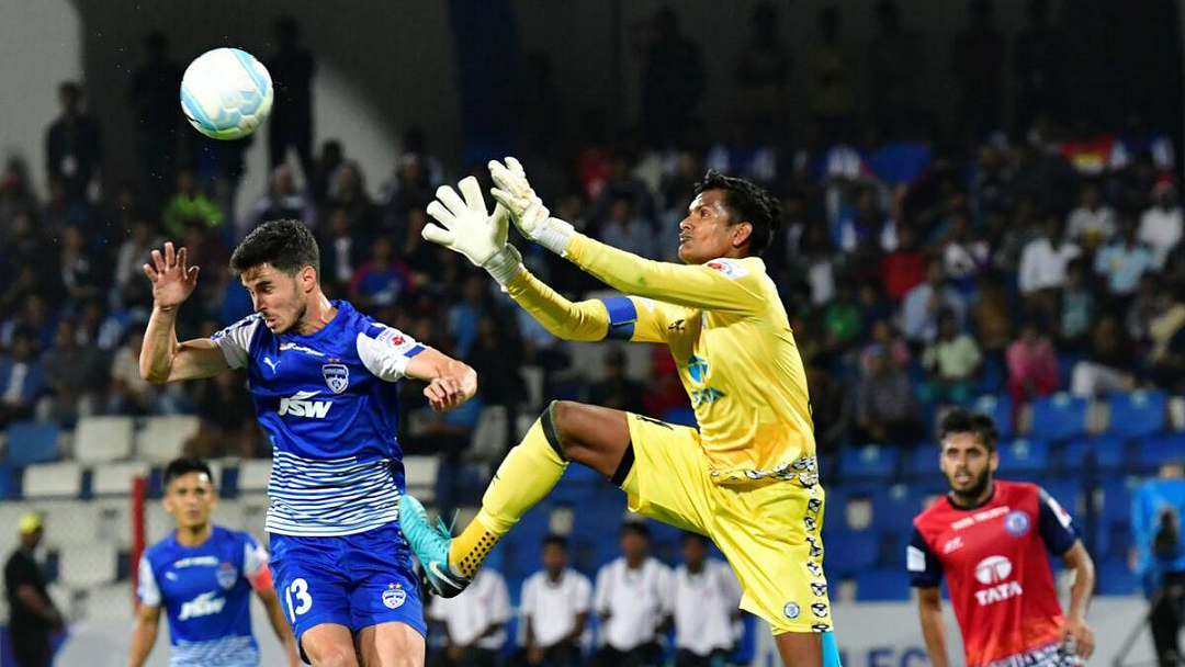 އިންޑިޔާގެ ގޯލްކީޕަރު ޝުބްރަތާ ޕައުލް (ކ) ބޯޅަ ހިފަނީ