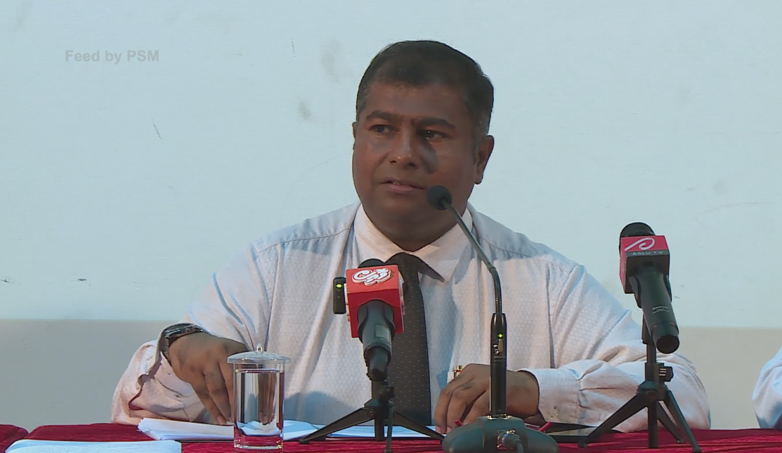 ހޮނިހިރު ދުވަހު ބޭއްވި ނޫސްވެރިންގެ ބައްދަލުވުމުގައި ދިވެހި ބަހާއި ސަގާފަތާއި ތަރިކައާ ބެހޭ ވަޒީރު އާދަމް ނަސީރު އިބްރާހީމް ވާހަކަދައްކަވަނީ