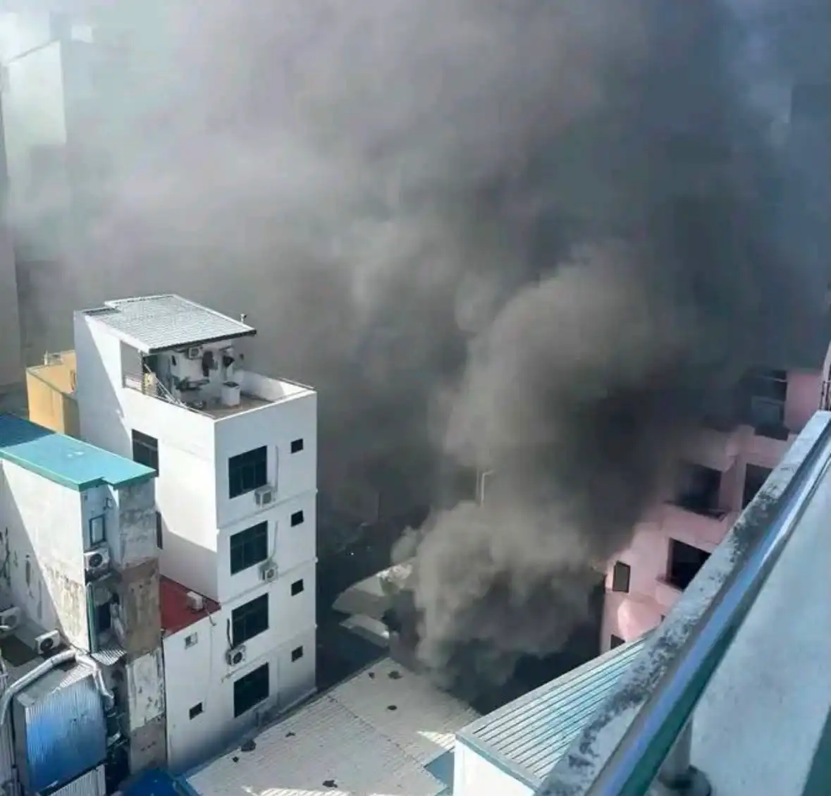 މާފަންނުގައި ހުރި އިމާރާތެއްގައި އަލިފާން ރޯވެ އަނދަމުން ދަނީ.