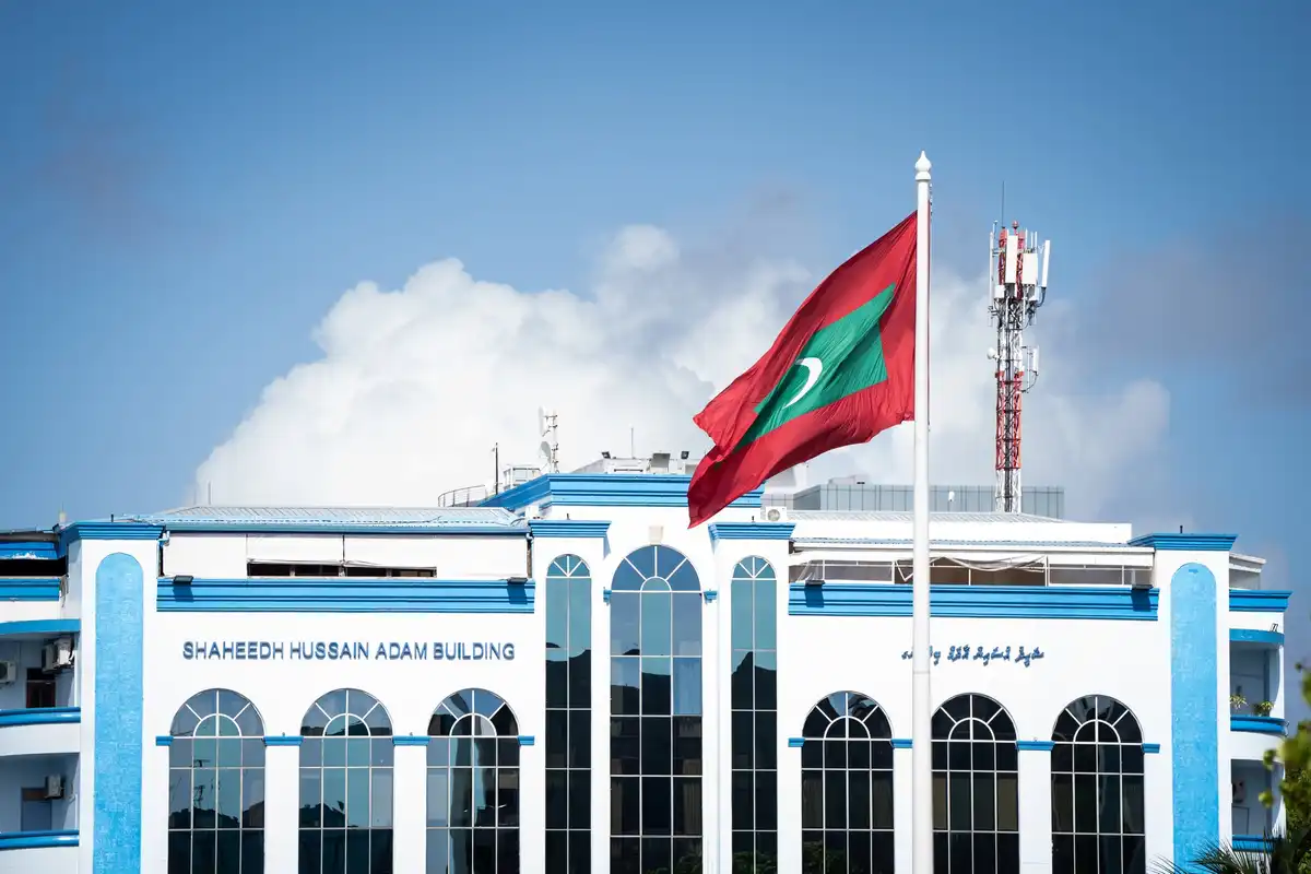 މެޑަމް ސާޖިދާގެ އާއިލާގެ ބޭފުޅަކު ރާއްޖެޓީވީގެ މުވައްޒަފުންނަށް ހަމަލާދޭން އުޅުނު މައްސަލަ ހުށަހަޅަން ދިއުމުން ފުލުހުން އެ މައްސަލަ ބަލައިނުގަނެ ފޮނުވާލައިފި