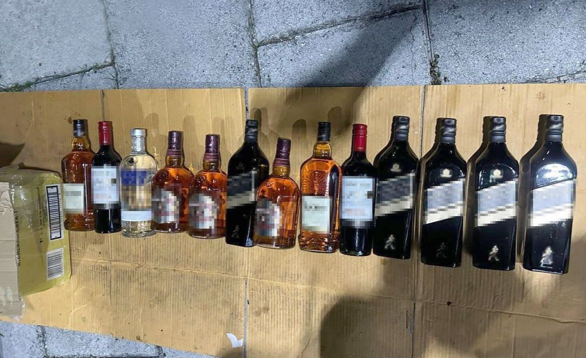 The bottles of alcohol arrested in the operation