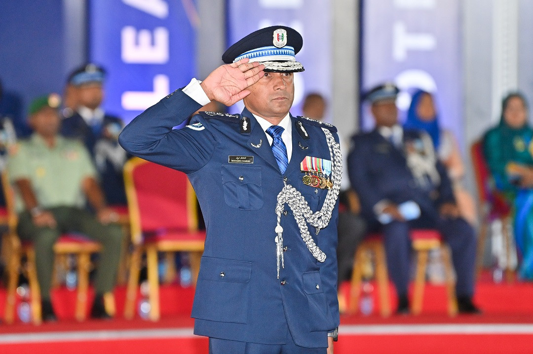 35 ވަނަ ޕޮލިސް އިނީޝިއަލް ޓްރެއިނިންގ ކޯހުގެ ބައިވެރިން ދަސްވެނިވުމުގެ ރަސްމިއްޔާތުގައި ކޮމިޝަނަރ އޮފް ޕޮލިސް މުހައްމަދު ހަމީދު - ފޮޓޯ: ރައީސް އޮފީސް