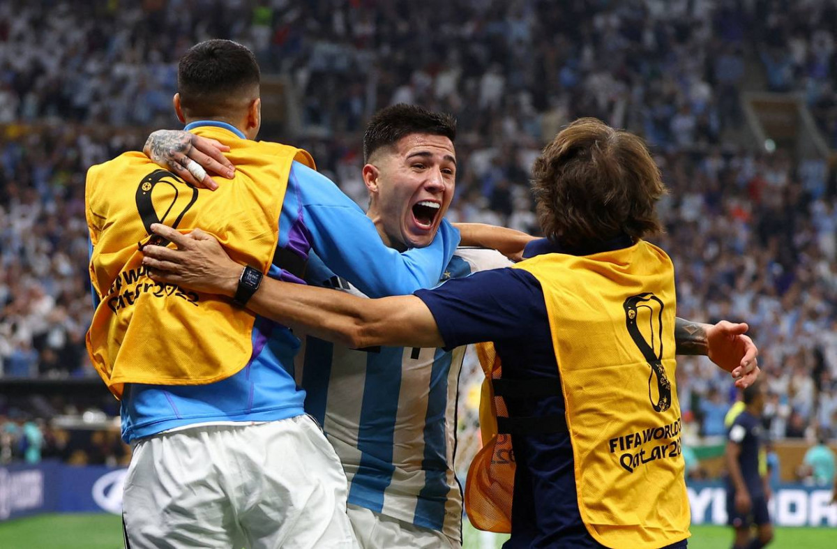 ފީފާ ވޯލްޑް ކަޕްގެ ފައިނަލް މެޗުގައި ފެނާންޑޭޒް އުފާ ފާޅުކުރަނީ