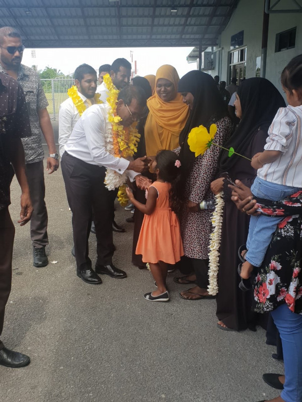 ރައީސް މުހައްމަދު ނަޝީދު މިއަދު ހެނދުނު ލ. އަތޮޅަށް ވަޑައިގެންނެވުމުން އެމަނިކުފާނަށް މަރުހަބާ ދަންނަވަނީ--