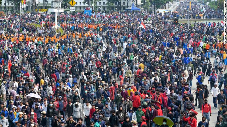 މަސައްކަތްތެރިންގެ ގާނޫނާ މެދު ހިތްހަމަ ނުޖެހިގެން އިންޑޮނޭޝިޔާގެ ބޮޑެތި ސިޓީގައި އާންމުންގެ ގިނަ ބަޔަކު ދަނީ މުޒާހަރާތައް ކުރަމުން