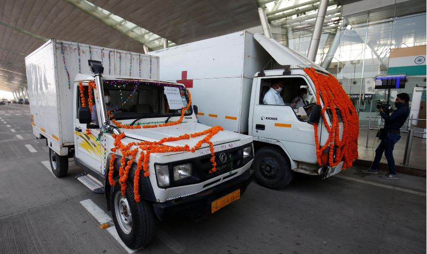 ވެކްސިން ޑޯޒްތައް އަރުވައިގެންދާ ޓްރެކްޓަކެއް