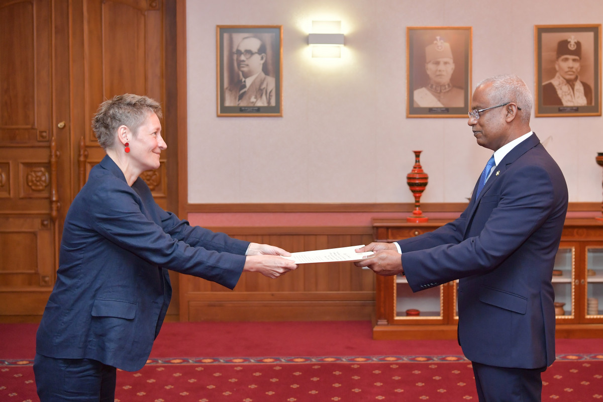 އިނގިރޭސިވިލާތުން ކަނޑައެޅުއްވި އާ ސަފީރު ސަފީރުކަމުގެ ފަތްކޮޅު އަރުއްވަނީ