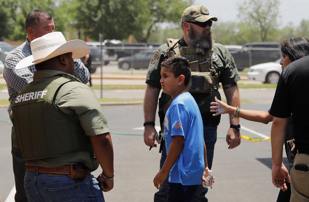 މި ހަމަލާގައި 18 ކުދިންނާއި ޓީޗަރަކު މަރުވެފައިވާއިރު، 13 ކުއްޖަކަށް ހޮސްޕިޓަލުގައި ދަނީ ފަރުވާ ދެމުން - ފޮޓޯ: ރޮއިޓަރސް