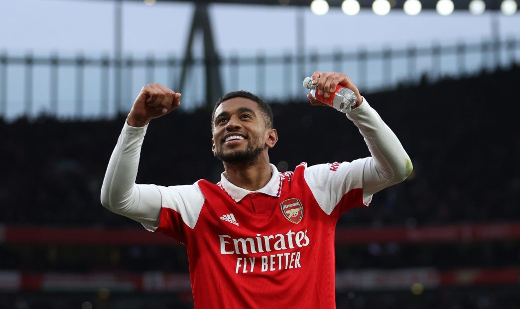 އާސެނަލަށް ކުޅެމުން އަންނަ ރެއިސް ނެލްސަން