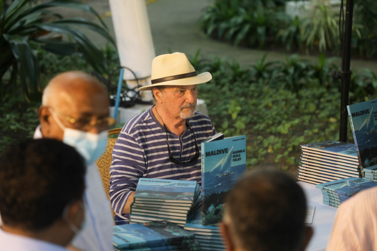 ޓޫ ތައުޒަން އެންޝޭންޓެޑް އައިލެންޑްސް ފޮތް ނެރުން