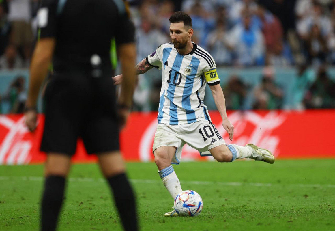 އާޖެންޓީނާ އަދި ނެދަލެންޑްސް ކުޅުނު މެޗުގެ ތެރެއިން - ފޮޓޯ: ރޮއިޓާސް