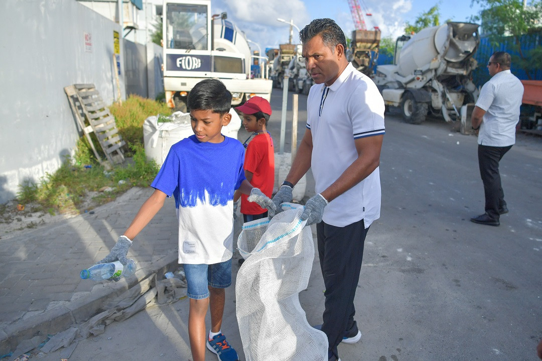 ދުނިޔޭގެ ކަނޑުތަކުގެ ދުވަސް ފާހަގަކުރުމަށް ޤައުމީ ފެންވަރުގައި ބޭއްވި ސާފުކުރުމުގެ ހަރަކާތުގައި ނައިބު ރައީސް ބައިވެރިވެވަޑައިގެންނެވުން - ފޮޓޯ: ރައީސް އޮފީސް