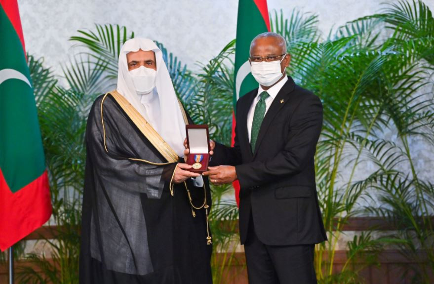 The President conferred the Order of the Dignified Rule of Kalaafaanu on the Muslim World League Secretary-General on Monday