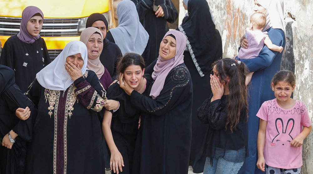 ހުޅަނގު އައްސޭރީގައި ޔަހޫދީ ސިފައިން ބަޑިޖަހާ ޝަހީދު ކޮށްލި އުމުރުން 16 އަހަރުގެ ލުޖައިން މުސްލިހް (މި ފޮޓޯގައި އޭނާގެ މަންމަ އޭނާގެ ގައިގައި ބައްދައިގެން)