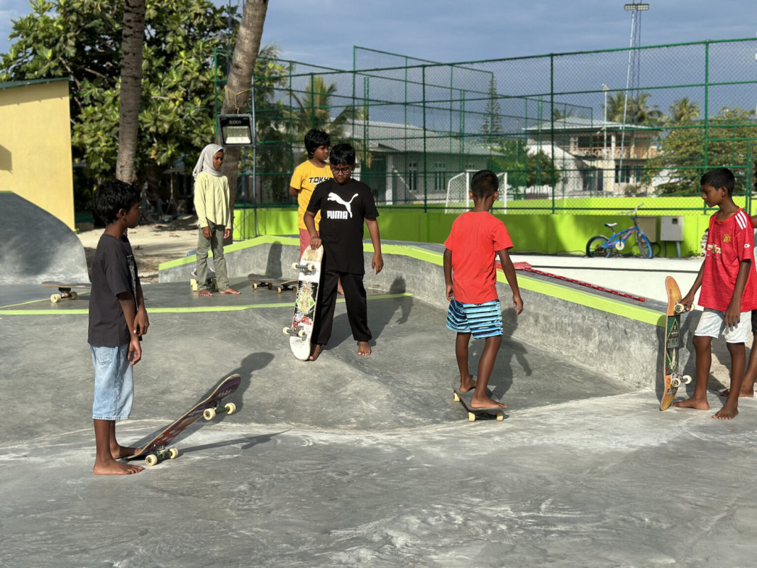 ގޮއިދޫ ސްކޭޓް ޕާކްގައި ކުދިންތަކެއް ސްކޭޓްކުރަން ގޮސް