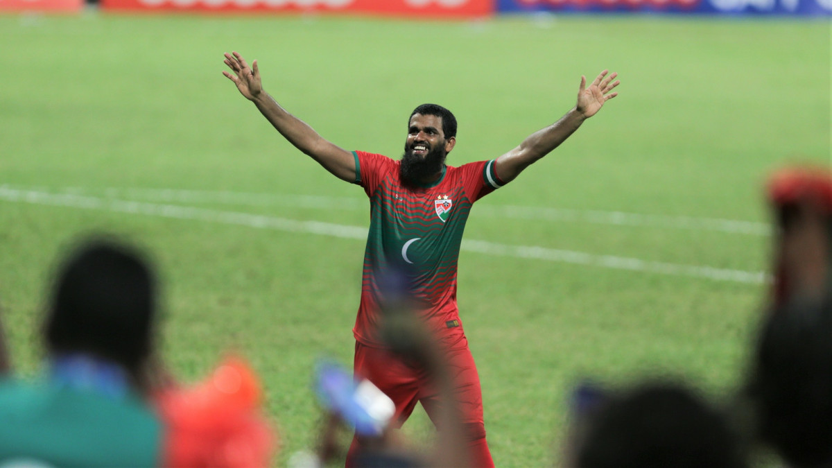 ރާއްޖެ އާއި ލަންކާ ބައްދަލުކުރި މެޗަށްފަހު ގައުމީ ޓީމުގެ ކެޕްޓަން އަކޫ އުފާފާޅުކުރަނީ - ފޮޓޯ: އިމޭޖަސް.އެމްވީ