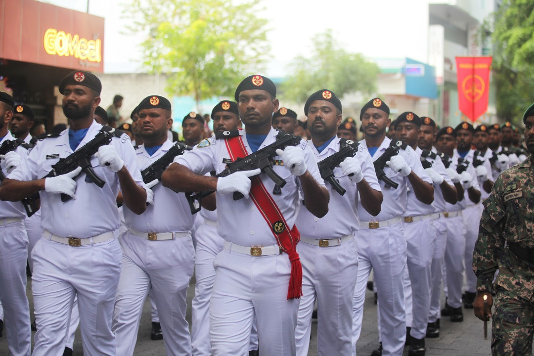 މި އަހަރުގެ މިނިވަން ދުވަހުގެ މުނާޞަބަތުގައި ބޭއްވި އަސްކަރީ ޕެރޭޑާއި ޕްރޮސެޝަންގެ ތެރެއިން އަސްކަރީ އޮފިސަރުން ބަޑިއާއެކު - ފޮޓޯ: އަހުމަދު ސިރާޖް