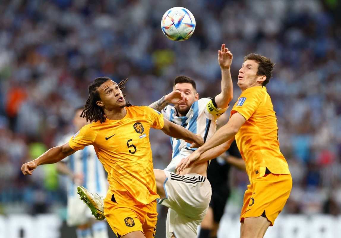 އާޖެންޓީނާ އަދި ނެދަލެންޑްސް ކުޅުނު މެޗުގެ ތެރެއިން - ފޮޓޯ: ރޮއިޓާސް