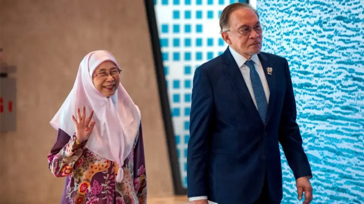 މެލޭޝިއާގެ ބޮޑުވަޒީރު އަންވަރު އިބްރާހީމާއި އެމަނިކުފާނުގެ އަނބިކަނބަލުން ވަން އަޒީޒާ ވަން އިސްމާއިލް، ފިލިޕީންސްގެ ސެބޫގައި ހުންނަ މެކްޓަން އެކްސްޕޯގައި 2026 މެއި 08 ވަނަ ދުވަހު ބޭއްވި އާސިއާން ސަމިޓްގެ މަރުހަބާ ކިޔުމުގެ ރަސްމިއްޔާތަށް ވަޑައިގަންނަވަނީ.