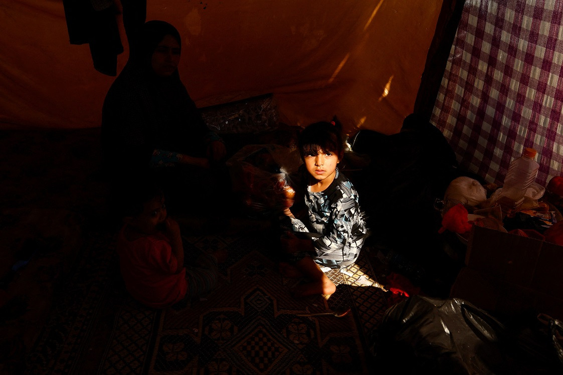 އިސްރާއީލުގެ ހަމަލާތަކާ ގުޅިގެން ގެދޮރު ދޫކޮށް ދާންޖެހުނު  މީހުންގެ ތެރެއިން، ނާސިރު ހޮސްޕިޓަލުގެ ޓެންޓުތަކުގައި ހިޔާވަހިކަން ހޯދާ ކުޑަކުއްޖެއް - ފޮޓޯ: ރޮއިޓަރސް