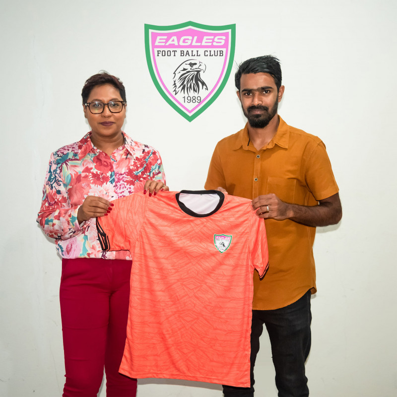 ފޭދޫ އިއްބެ އީގަލްސްއަށް ސޮއިކުރުމަށްފަހު: ފޮޓޯ-އީގަލްސް