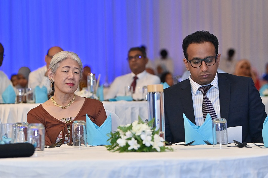 މިޖަލްސާގައި ރައީސުލްޖުމްހޫރިއްޔާގެ އަނބިކަނބަލުން ފަޒްނާ އަޙްމަދުގެ އިތުރުން، ޑަބުލިޔުއެޗްއޯ އަދި ޖަޕާން ސަރުކާރުގެ ފަރާތުން ރާއްޖޭގައި ތިއްބަވާ އިސްވެރިންނާއި، މިނިސްޓްރީ އޮފް ހެލްތުގެ އިސްވެރިންނާއި ދައުލަތުގެ ވަޒީރުންނާއި ޢިއްޒަތްތެރިން ބައިވެރިވެވަޑައިގެންނެވި - ފޮޓޯ: ރައީސް އޮފީސް