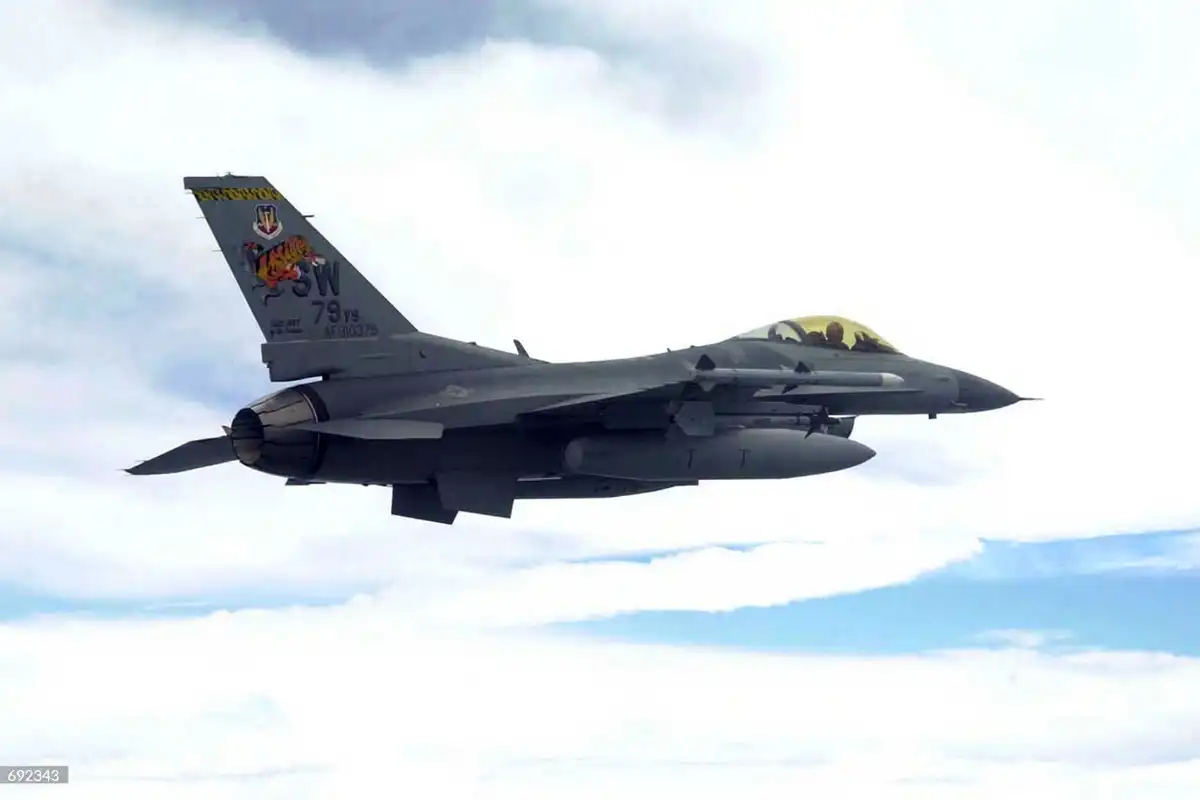 2001 ވަނަ އަހަރުގެ އޯގަސްޓް މަހުގެ 10 ވަނަ ދުވަހު ބޭއްވި "ލާޖް ފޯސް އެމްޕްލޯއިމަންޓް" ތަމްރީނުތަކުގެ ތެރެއިން، ކޮލޮރާޑޯގެ ހުޅަނގު ސަރަހައްދު މަތިން އެފް-16 ސީޖޭ މަރުކާގެ ހަނގުރާމަމަތީ ބޯޓެއް އުދުހެނީ.