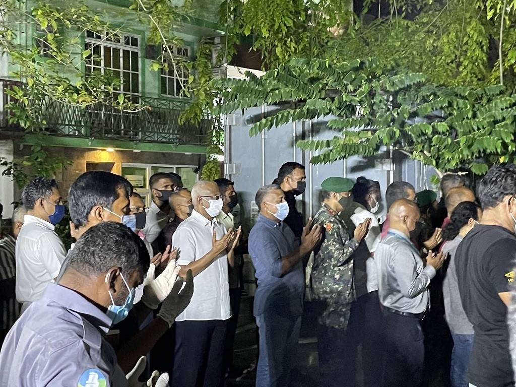 ނިޝާން އިއްޒުއްދީންގެ އިއްޒަތުގެ ވެރިޔާ އުމަރު ޒާހިރު ފަސްދާނުލުން - އޮނަރަބަލް އުމަރު ޒާހިރު އަކީ ޤައުމީ ބޮޑެތި މަސައްކަތްތައް ޢަމަލީގޮތުން ހިންގެވުމާއި އެމަސައްކަތްތައް ހިނގާނުހިނގާގޮތް ބެއްލެވުމާއި، އިޖުތިމާޢީ އަދި ޤައުމީ އެންމެހައި ކަންކަމުގައި ޙަރަކާތްތެރިވެވަޑައިގަތުމުގެ ލާމަސީލު ނަމޫނާ ޝަޚްޞިއްޔަތެއް - ފޮޓޯ: ރާއްޖެއެމްވީ