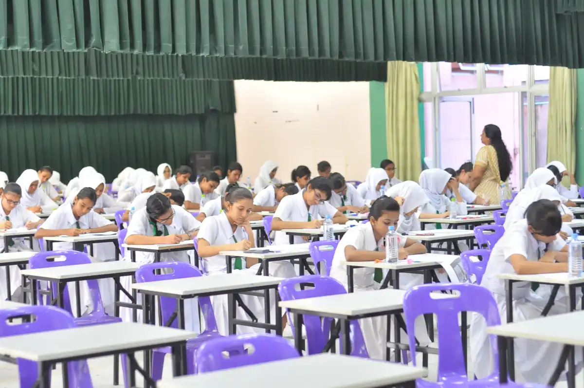 މާލޭ ސްކޫލެއްގެ ދަރިވަރުންތަކެއް އިމްތިހާނު ހަދަމުން ދަނީ، މިއަހަރުގެ އޯލެވެލް އިމްތިހާނު 8000 އަށްވުރެ ގިނަ ދަރިވަރުން ބައިވެރިވޭ