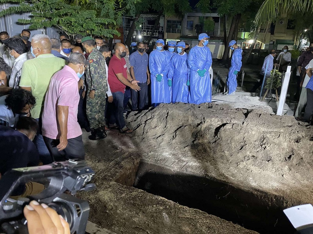 ނިޝާން އިއްޒުއްދީންގެ އިއްޒަތުގެ ވެރިޔާ އުމަރު ޒާހިރު ފަސްދާނުލުން - އުމަރު ޒާހިރު އަކީ ދިވެހިރާއްޖޭގެ ޤައުމީ ޙަޔާތުގައި ރާއްޖޭގެ ތަރައްޤީއާއި ކުރިއެރުމަށް ވަރަށް މުހިންމު ދައުރެއް އަދާކުރައްވައިފައިވާ ބޭފުޅެއް - ފޮޓޯ: ރާއްޖެއެމްވީ