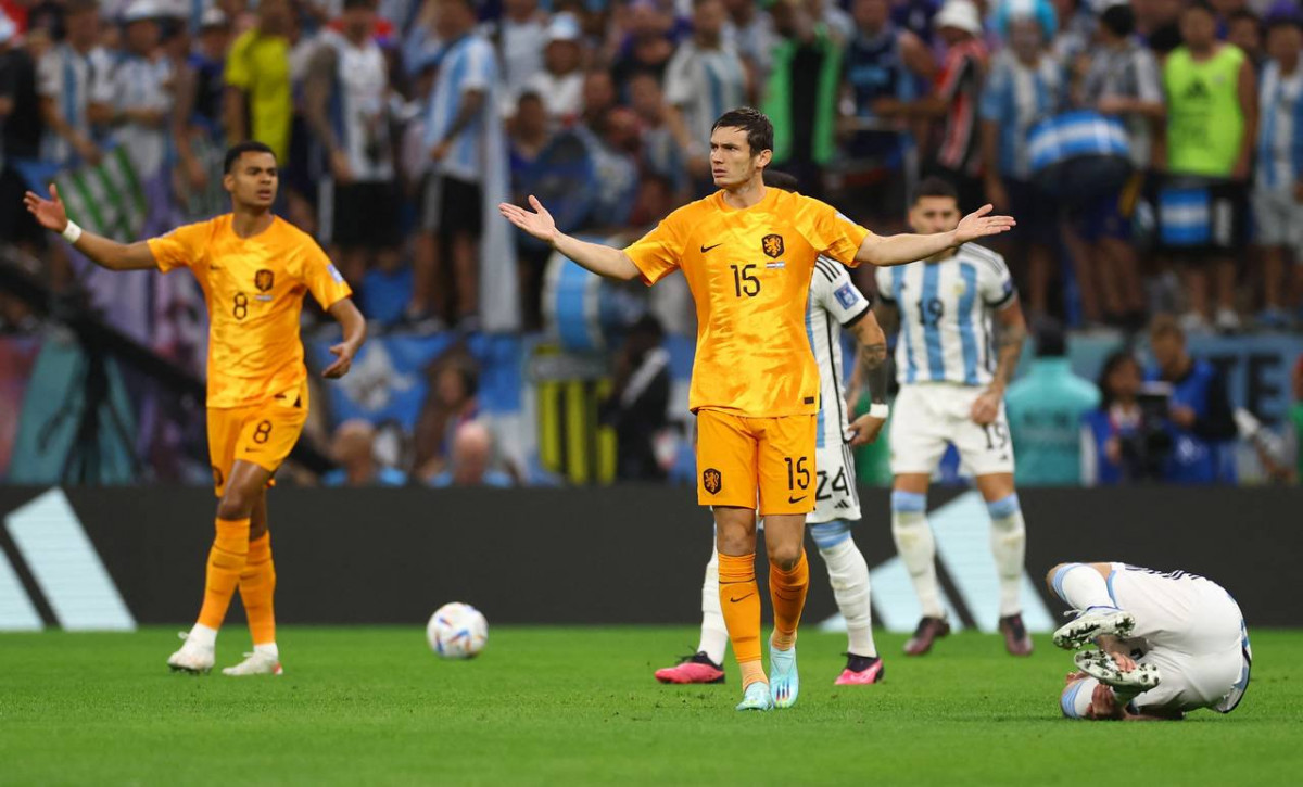 އާޖެންޓީނާ އަދި ނެދަލެންޑްސް ކުޅުނު މެޗުގެ ތެރެއިން - ފޮޓޯ: ރޮއިޓާސް