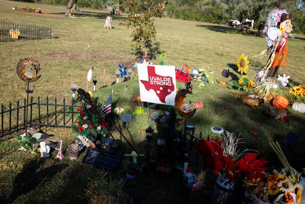 ރޮބް އެލިމެންޓަރީ ސްކޫލުގައި ބަޑީގެހަމަލާގައި  މަރުވި މީހުންގެ ތެރެއިން އެކަކުގެ މަހާނައިން ފެންނަ ނިޝާނެއް
 - ފޮޓޯ: ރޮއިޓަރސް