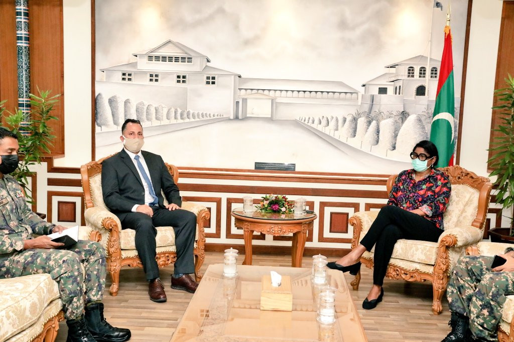 ޑިފެންސް މިނިސްޓަރު މާރިޔާ އަހުމަދު ދީދީ އެމެރިކާގެ ކޮންސަލްޓެންޓް ޝީމަސް މިއުލާއާ ބައްދަލުކުރެއްވުން