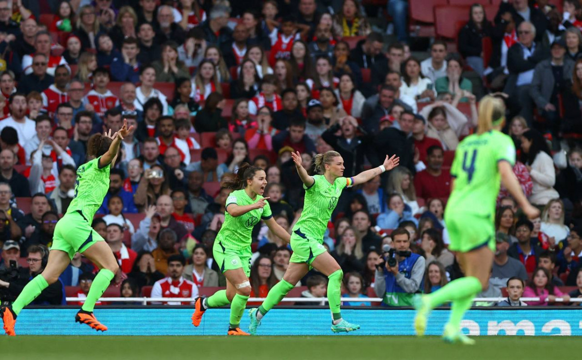 މެޗުގައި ލަނޑު ޖެހުމަށް ފަހު ވުލްވްސްބާގުގެ ކުޅުންތެރިން އުފާ ފާޅުކުރަނީ