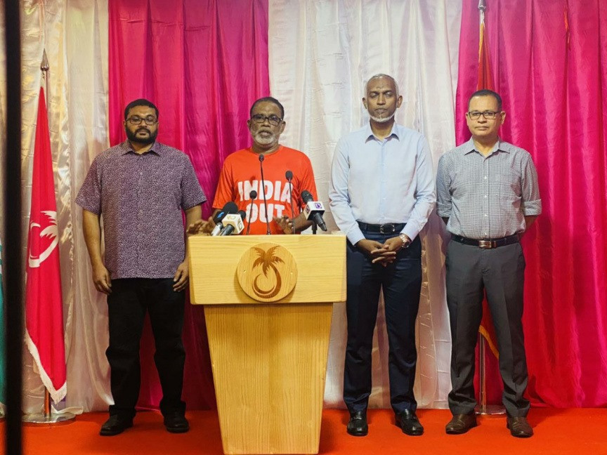 ޕީއެންސީގެ ލީޑަރު އަބްދުއްރަހީމް އަބްދުﷲ 21 އޭޕްރީލް 2022 ގައި ބޭއްވި ނޫސްވެރިންގެ ބައްދަލުވުމުގެ ތެރެއިން