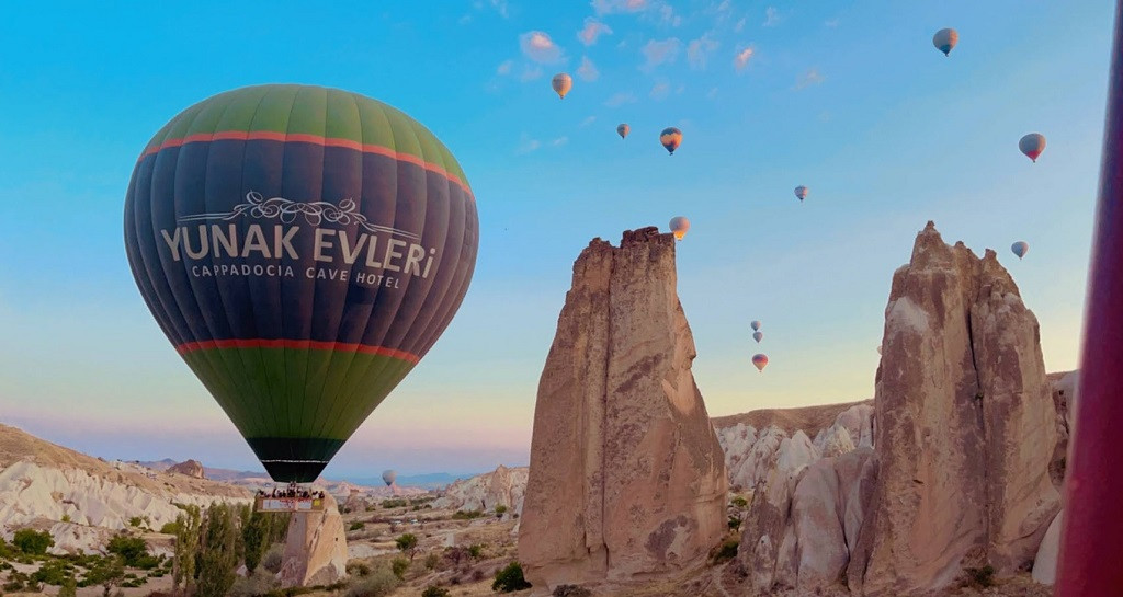 ހޮޓް އެއަރ ބެލޫން - ކެޕަޑޯކިއާ އަކީ ފަރުބަދަމަތީ މި ސަރަހައްދަކަށްވާއިރު، ގިނަ މީހުން ޝައުގުވެރިވަނީ އެތަނުގެ ހޮޓް އެއަރ ބެލޫން ދަތުރުތަކަށާއި، ހޯސްރައިޑިންގ އާއި ކޭވްތަކަށް - ފޮޓޯ: ނާޒުމީ ސައީދު / ރާއްޖެއެމްވީ