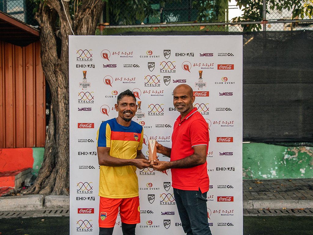 މެޗުގައި ތިން ލަނޑު ޖެހި އާދަމް ލަރީފް